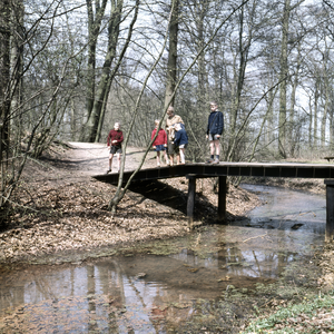 859580 Afbeelding van kinderen op een brug in het landgoed Oud-Amelisweerd te Bunnik.